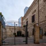 La restante parte dell�edificio � chiusa da un ampio cancello...